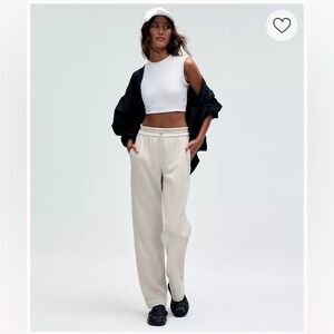 Lululemon Softstreme High-Rise Pant
Regular - Bone (Ivory) in Size 8